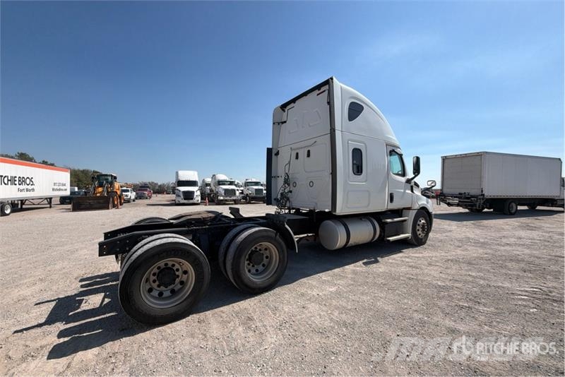 Freightliner Cascadia 126 6x4 T/A Sleeper Truck Tractor Cabezas tractoras