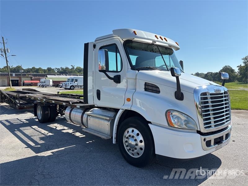 Freightliner Cascadia 113 4x2 Car Carrier Truck Trasportatore per veicoli