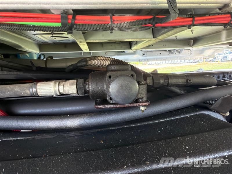 Freightliner Cascadia 113 6x4 Sleeper Car Carrier Truck مركبات النقل