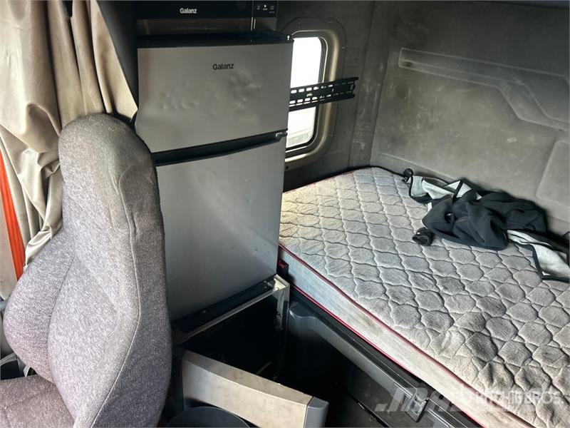 Freightliner Cascadia 125 6x4 T/A Sleeper Truck Tractor Sattelzugmaschinen