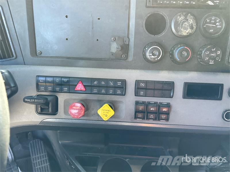 Freightliner Cascadia 126 6x4 T/A Sleeper Truck Tractor Sattelzugmaschinen