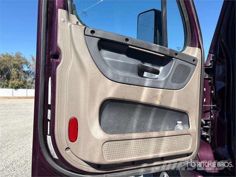 Freightliner Cascadia 125 6x4 T/A Sleeper Truck Tractor Тягачі