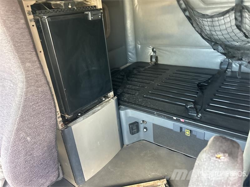 Freightliner Cascadia 125 6x4 T/A Sleeper Truck Tractor (Inoper Sattelzugmaschinen