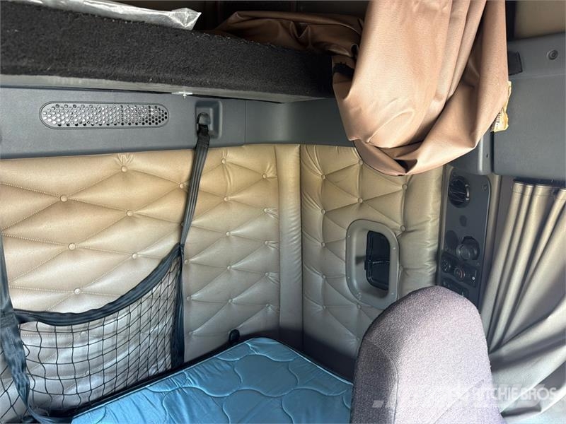 Freightliner Cascadia 113 6x4 Sleeper Car Carrier Truck Camiones portacoches