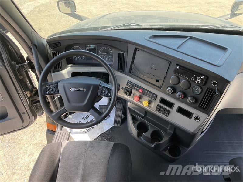 Freightliner Cascadia 126 6x4 T/A Sleeper Truck Tractor (Inoper Седельные тягачи