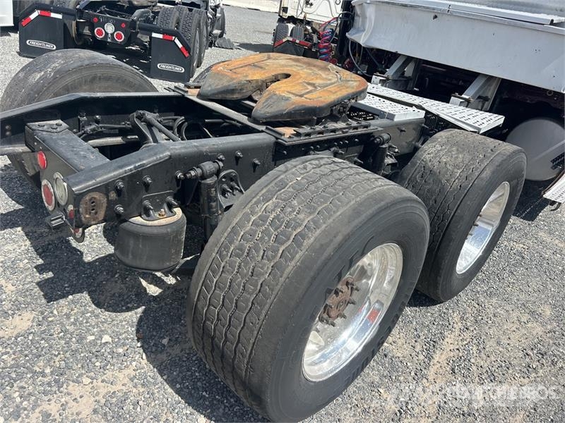 Freightliner Cascadia 125 6x4 T/A Sleeper Truck Tractor (Inoper Sattelzugmaschinen