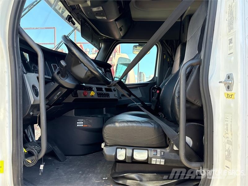 Freightliner Cascadia 126 8x4 Tri/A Sleeper Truck Tractor (Inop Tegljači