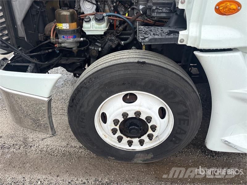 Freightliner Cascadia 125 6x4 T/A Sleeper Truck Tractor Vilcēji