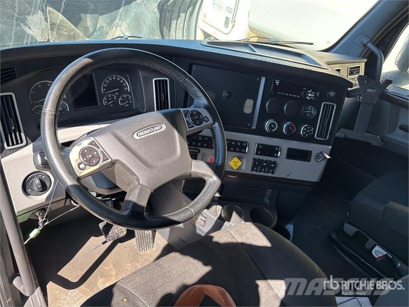 Freightliner Cascadia 126 6x4 T/A Sleeper Truck Tractor Седельные тягачи