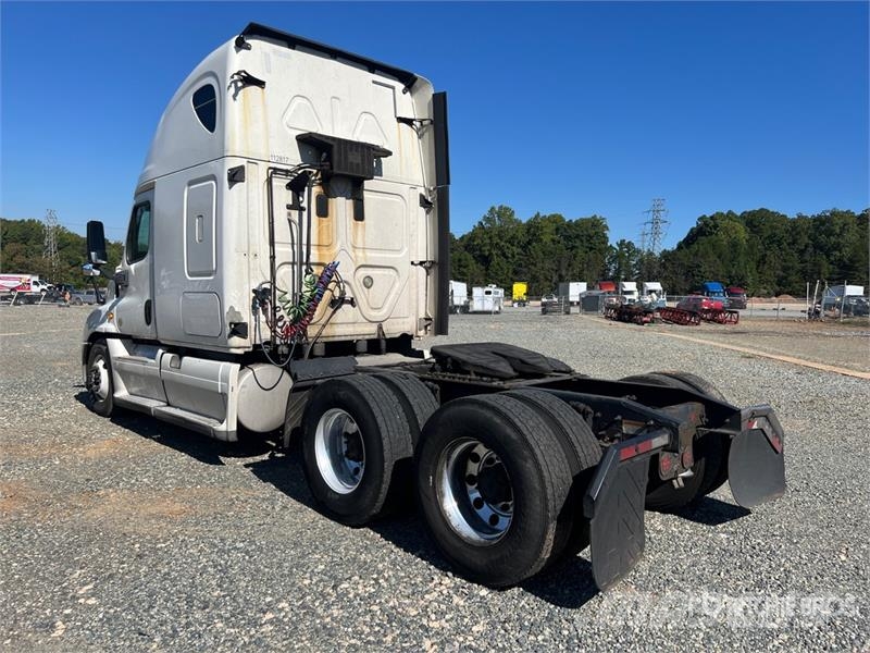 Freightliner Cascadia 6x4 T/A Sleeper Truck Tractor Vlačilci