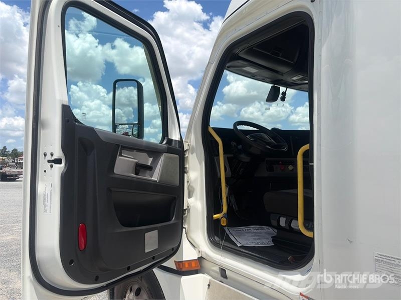 Freightliner Cascadia 126 6x4 T/A Sleeper Truck Tractor Седельные тягачи