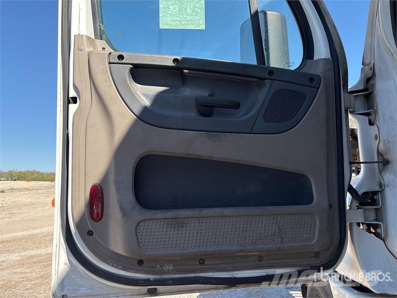 Freightliner Cascadia 125 6x4 T/A Sleeper Truck Tractor (Inoper Motrici e Trattori Stradali