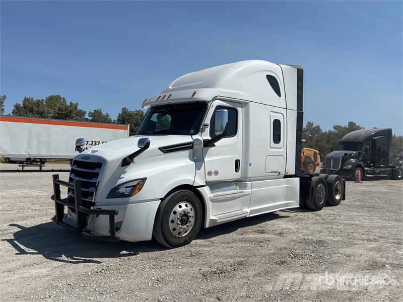 Freightliner Cascadia 126 6x4 T/A Sleeper Truck Tractor Tegljači