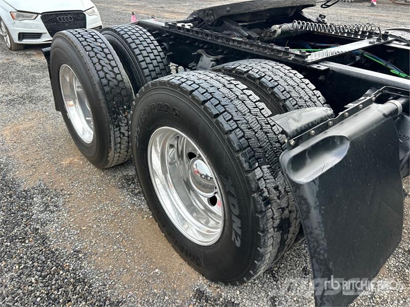 Freightliner Cascadia 126 6x4 T/A Sleeper Truck Tractor Vilcēji