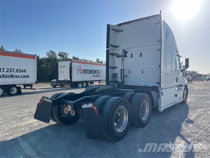 Freightliner Cascadia 126 6x4 T/A Sleeper Truck Tractor Tegljači