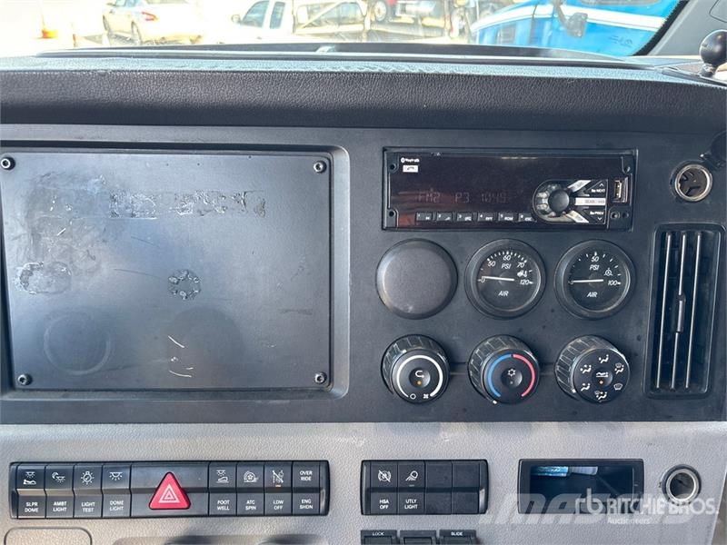 Freightliner Cascadia 126 6x4 T/A Sleeper Truck Tractor Tegljači