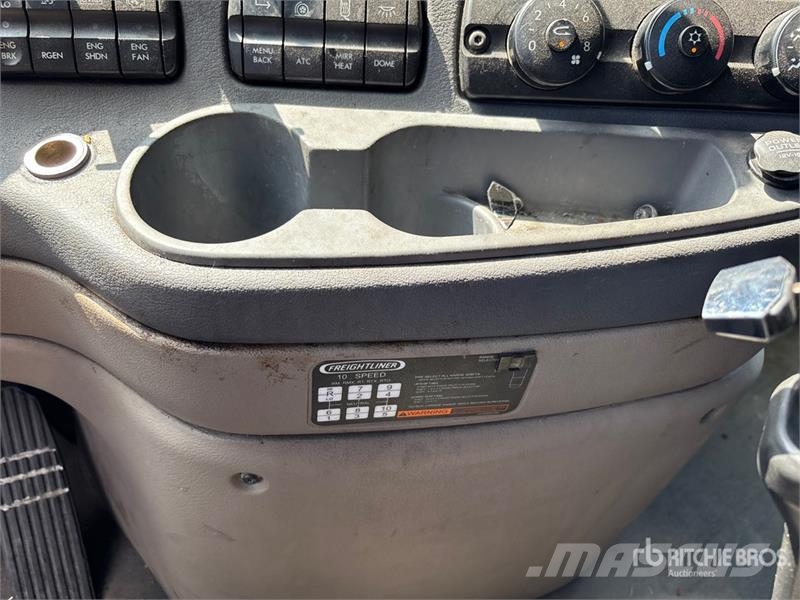Freightliner Cascadia 125 6x4 T/A Sleeper Truck Tractor 中古トラクターヘッド | トレーラーヘッド