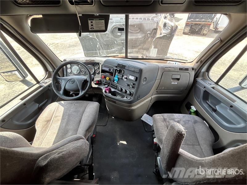 Freightliner Cascadia 125 6x4 T/A Sleeper Truck Tractor Tegljači