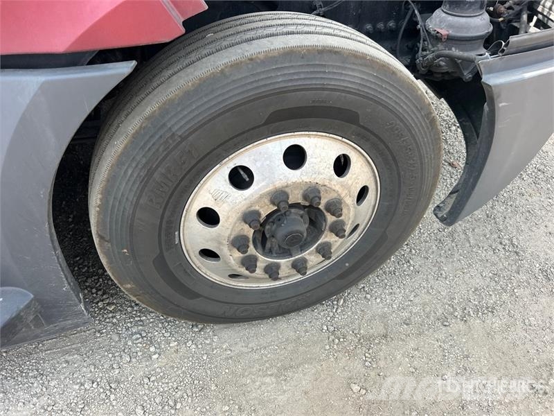 Freightliner Cascadia 126 6x4 T/A Sleeper Truck Tractor (Inoper Motrici e Trattori Stradali