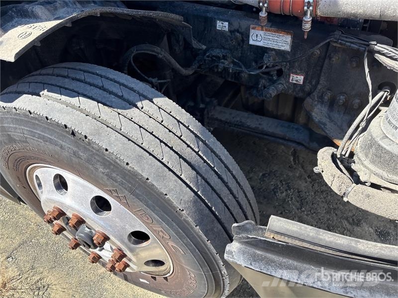 Freightliner Cascadia 126 6x4 T/A Sleeper Truck Tractor Sattelzugmaschinen