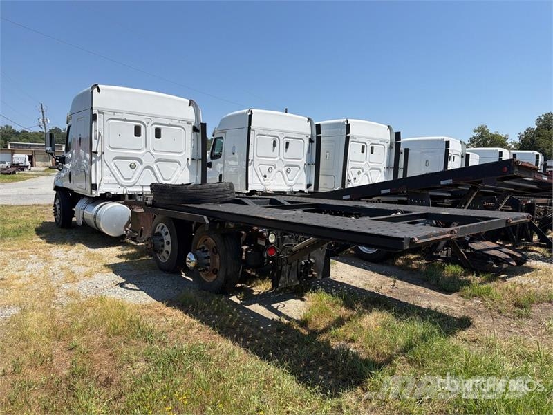 Freightliner Cascadia 113 6x4 Sleeper Car Carrier Truck (Inoper Camiones portacoches