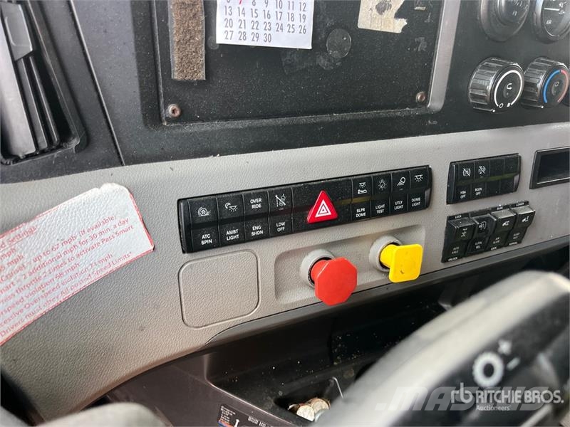 Freightliner Cascadia 126 6x4 T/A Sleeper Truck Tractor (Inoper Тягачі