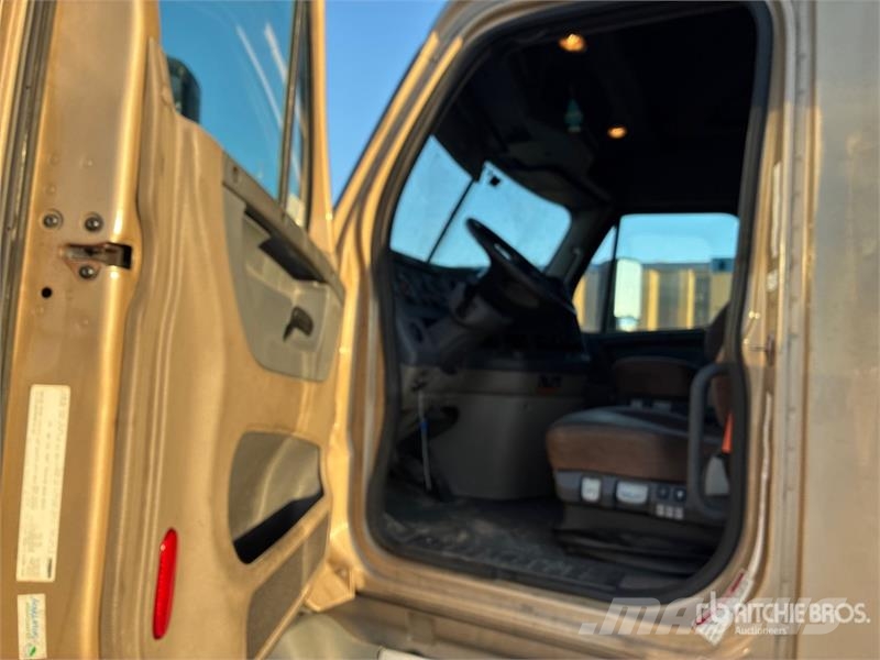 Freightliner Cascadia 125 6x4 T/A Sleeper Truck Tractor Vilcēji