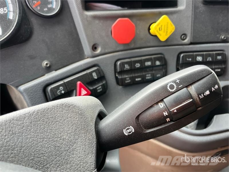 Freightliner Cascadia 125 6x4 T/A Sleeper Truck Tractor Sadulveokid