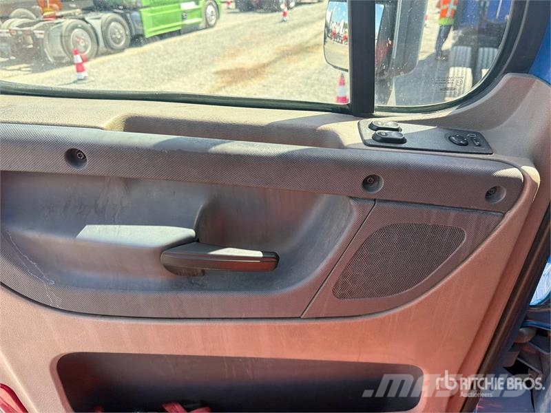 Freightliner Cascadia 125 6x4 T/A Sleeper Truck Tractor Vilcēji