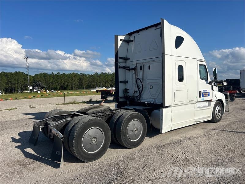 Freightliner Cascadia 126 6x4 T/A Sleeper Truck Tractor Sadulveokid