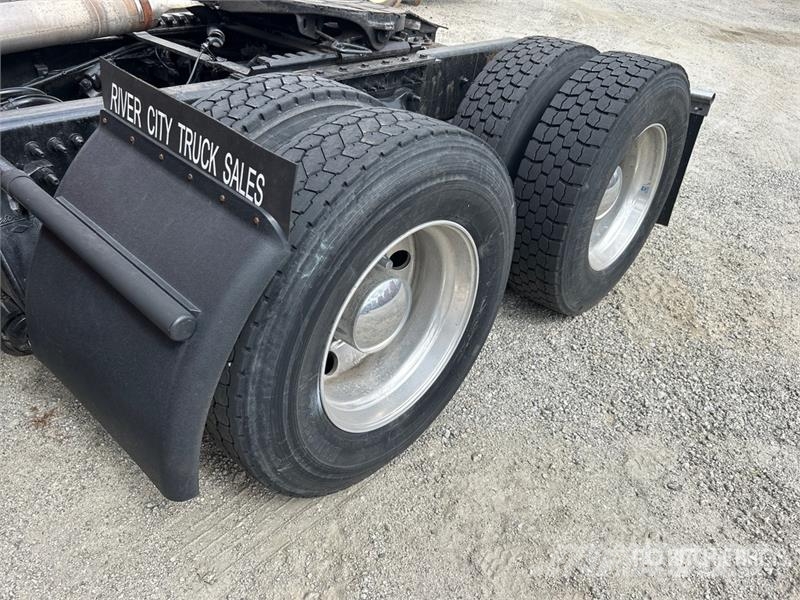 Freightliner Cascadia 126 6x4 T/A Sleeper Truck Tractor (Inoper Tractor Units