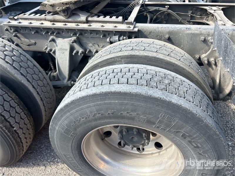 Freightliner Cascadia 126 6x4 T/A Sleeper Truck Tractor Cabezas tractoras