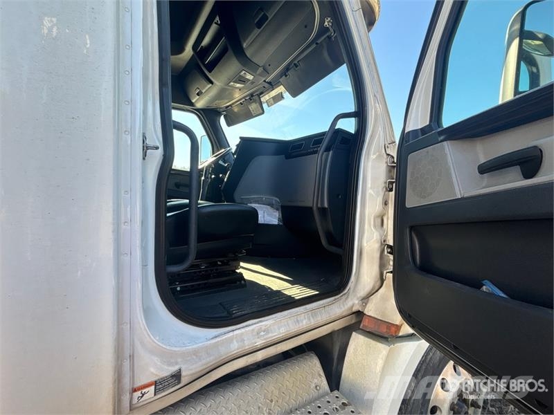 Freightliner Cascadia 126 6x4 T/A Sleeper Truck Tractor (Inoper Nyergesvontatók