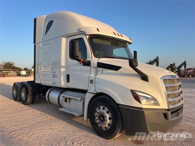 Freightliner Cascadia 126 6x4 T/A Sleeper Truck Tractor Tegljači