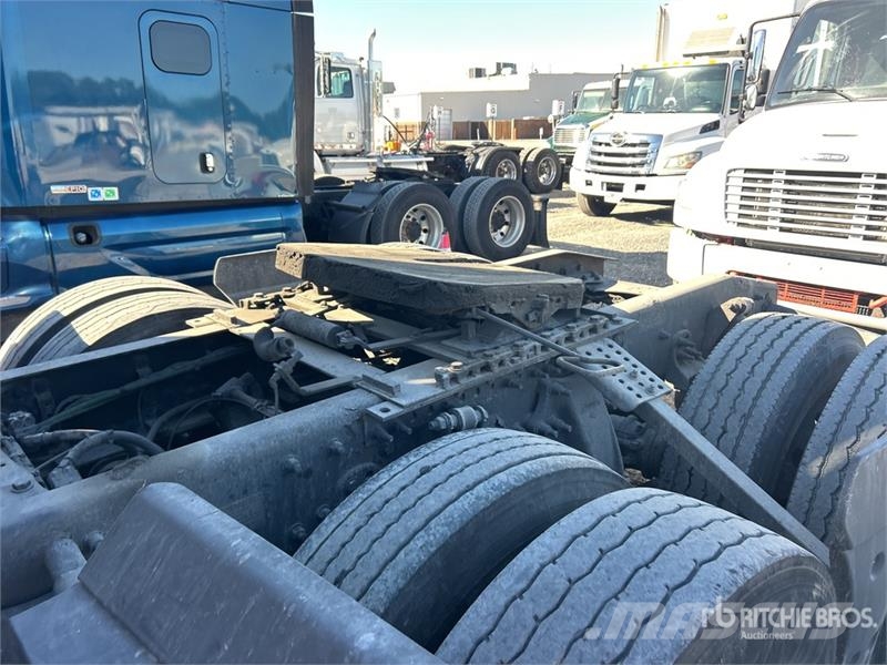 Freightliner Cascadia 126 6x4 T/A Sleeper Truck Tractor Tegljači