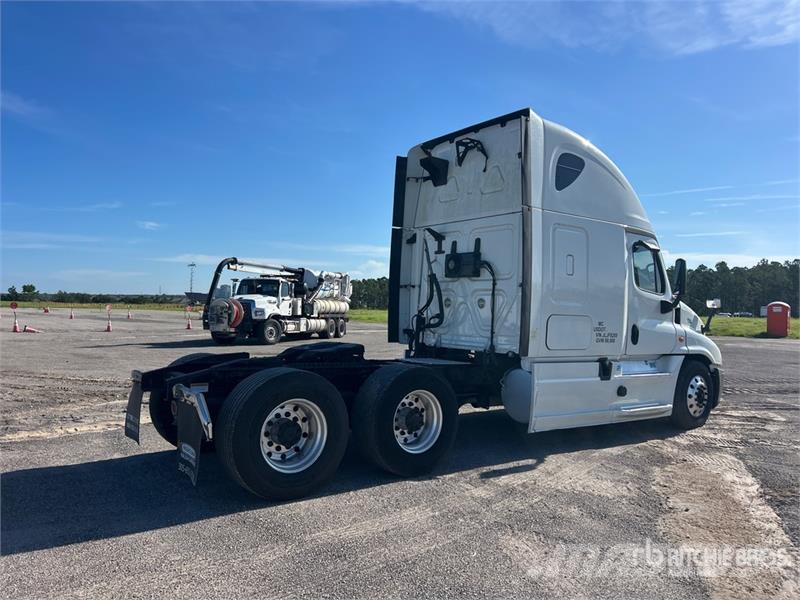 Freightliner Cascadia 125 6x4 T/A Sleeper Truck Tractor Dragbilar