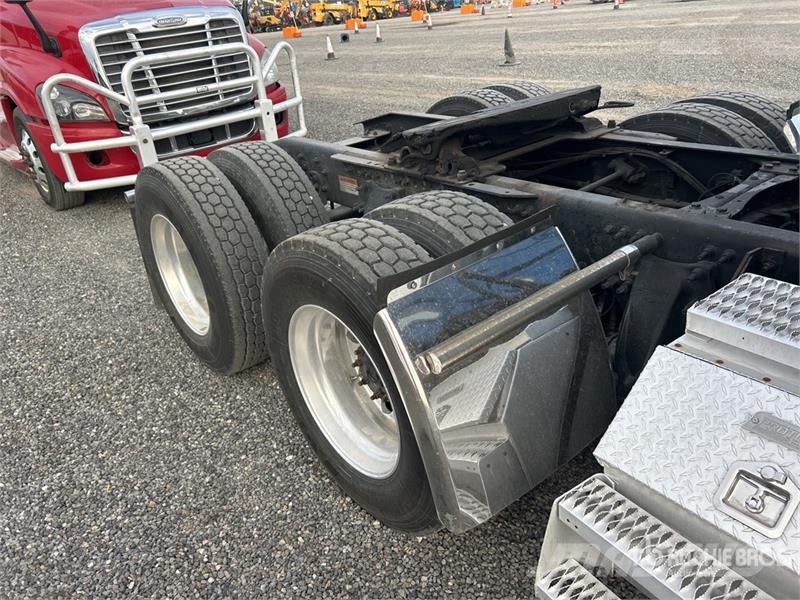 Freightliner Cascadia 126 6x4 T/A Sleeper Truck Tractor Vilcēji