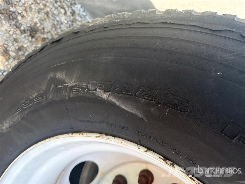 Freightliner Cascadia 125 6x4 T/A Sleeper Truck Tractor 中古トラクターヘッド | トレーラーヘッド