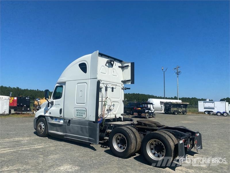 Freightliner Cascadia 125 6x4 T/A Sleeper Truck Tractor Cabezas tractoras