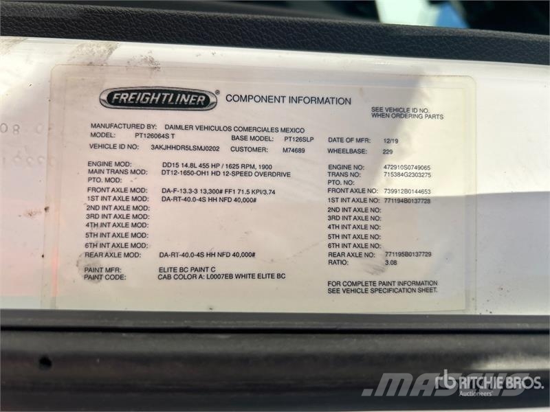 Freightliner Cascadia 126 6x4 T/A Sleeper Truck Tractor (Inoper Тягачі