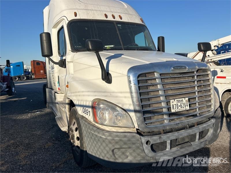 Freightliner Cascadia 125 6x4 T/A Sleeper Truck Tractor (Inoper Vilcēji