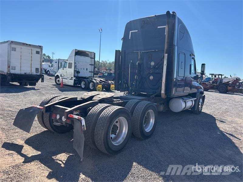 Freightliner Cascadia 125 6x4 T/A Sleeper Truck Tractor Vlačilci