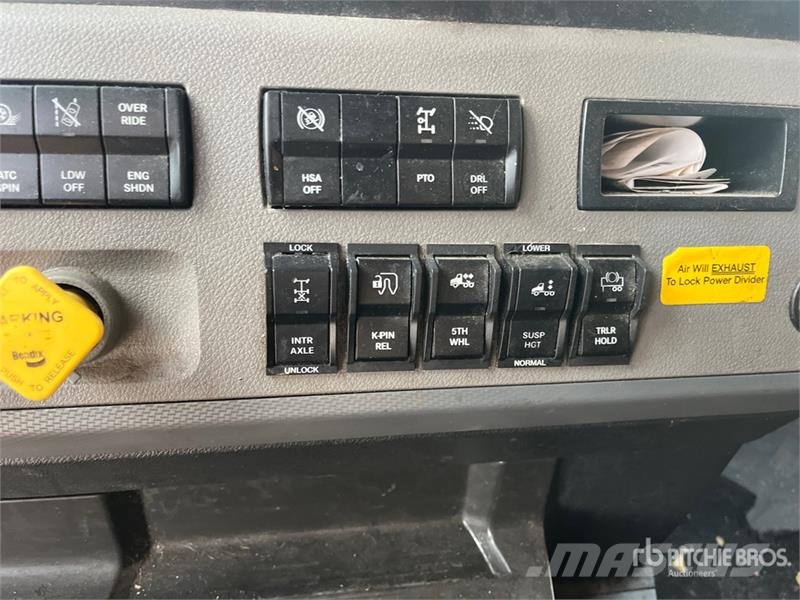 Freightliner Cascadia 126 6x4 T/A Sleeper Truck Tractor Sattelzugmaschinen