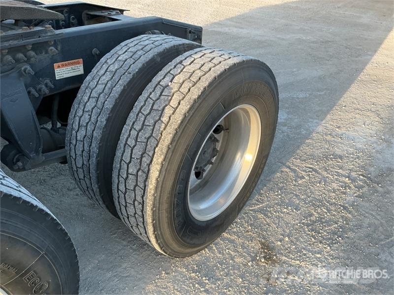 Freightliner Cascadia 126 6x4 T/A Sleeper Truck Tractor (Inoper Tegljači