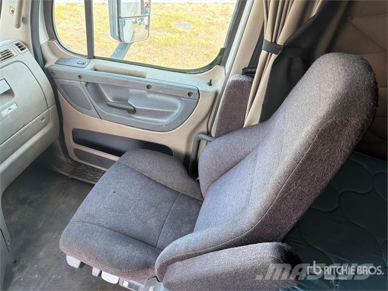Freightliner Cascadia 113 6x4 Sleeper Car Carrier Truck Camiones portacoches