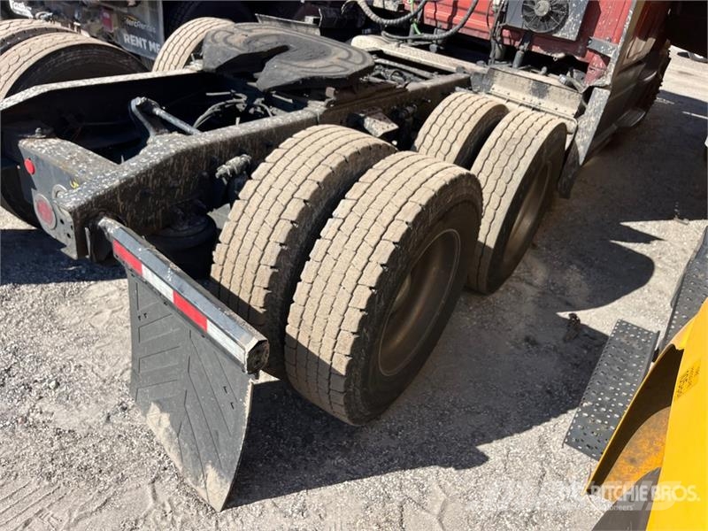 Freightliner Cascadia 126 6x4 T/A Sleeper Truck Tractor (Inoper Cabezas tractoras