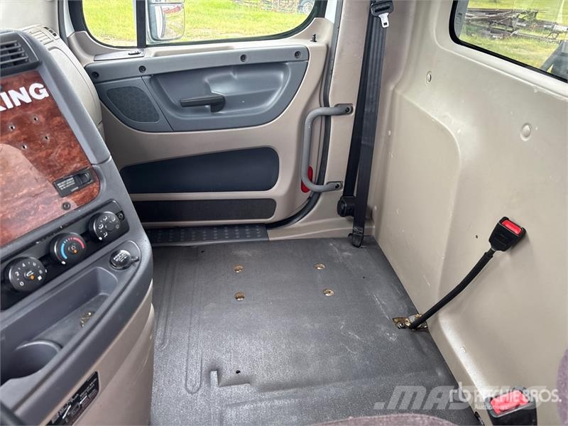 Freightliner Cascadia 113 Camiones portavehículos