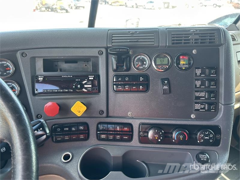 Freightliner Cascadia 125 6x4 T/A Sleeper Truck Tractor Vlačilci
