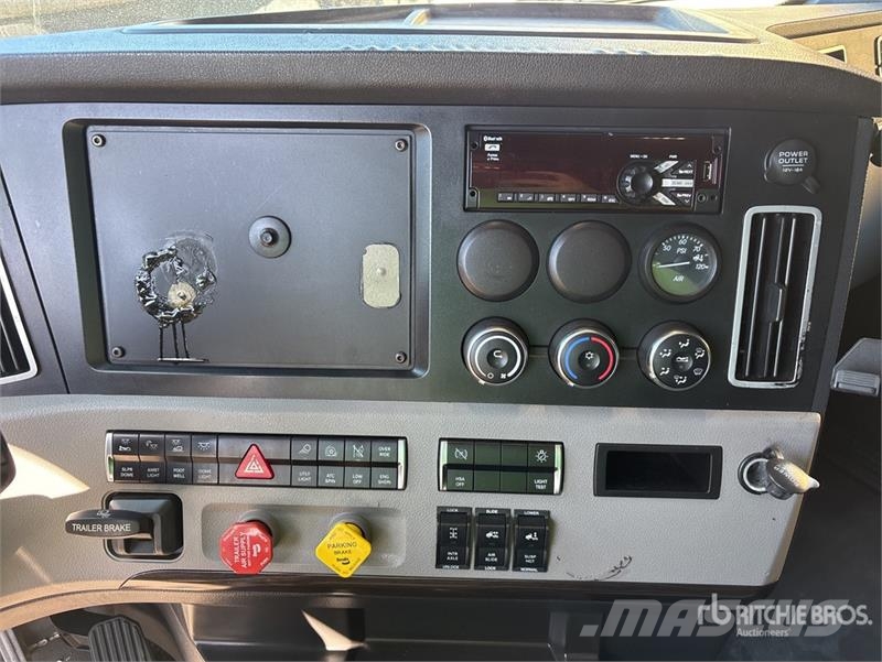 Freightliner Cascadia 126 6x4 T/A Sleeper Truck Tractor Седельные тягачи