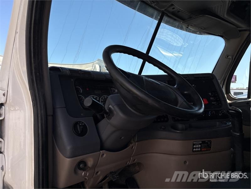 Freightliner Cascadia 125 6x4 T/A Sleeper Truck Tractor Sattelzugmaschinen